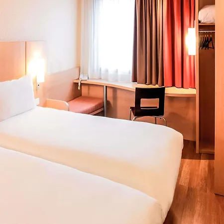 מלון Ibis Centre Gares 3*