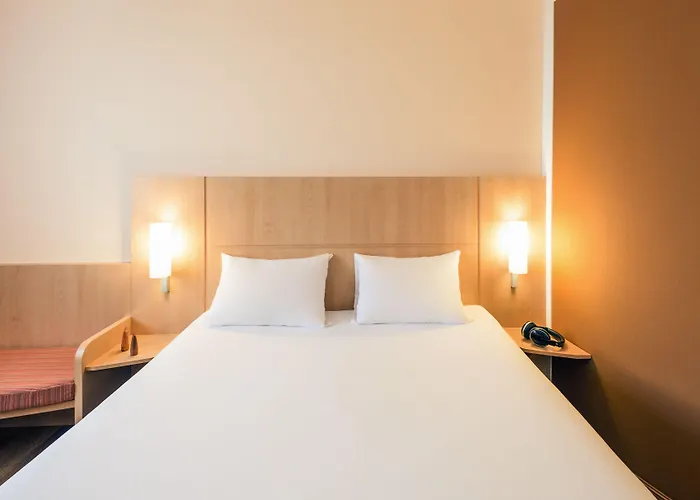 Ibis Centre Gares מלון 3*